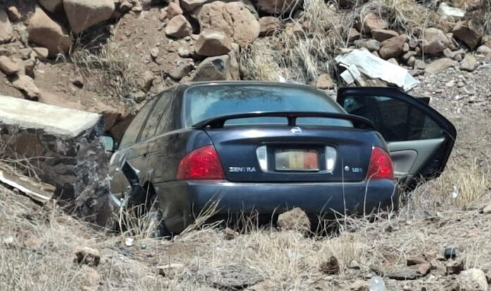 #Guaymas Automóvil cae a un barranco, en tramo carretero Guaymas-Empalme; su conductora resultó levemente lesionada; ocurrió en las inmediaciones de la Gasolinera Arco, sector Batuecas.