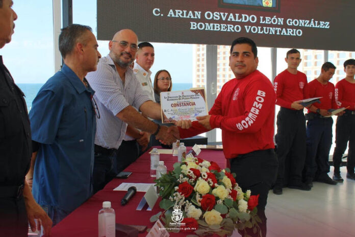#Puerto Peñasco Conmemoran el Día Nacional del Bombero; con entrega de equipo, reconocimientos y nombramientos, emotivo evento encabezado por el alcalde Dr. Oscar Eduardo Castro.