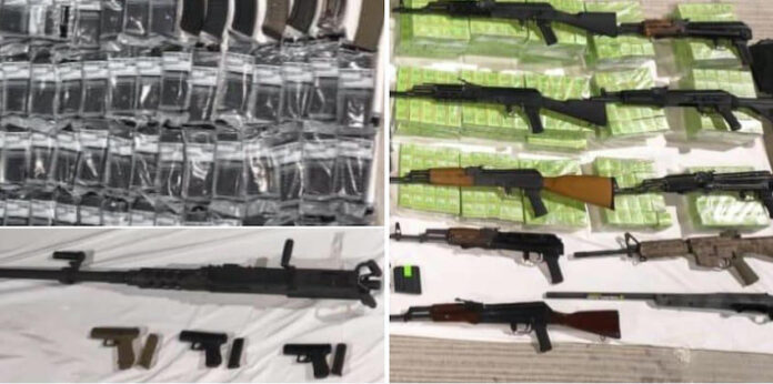 #Sonora Aseguran arsenal en la línea fronteriza de Sonoyta; dos hombres, con identificación estadounidense, quedaron detenidos.