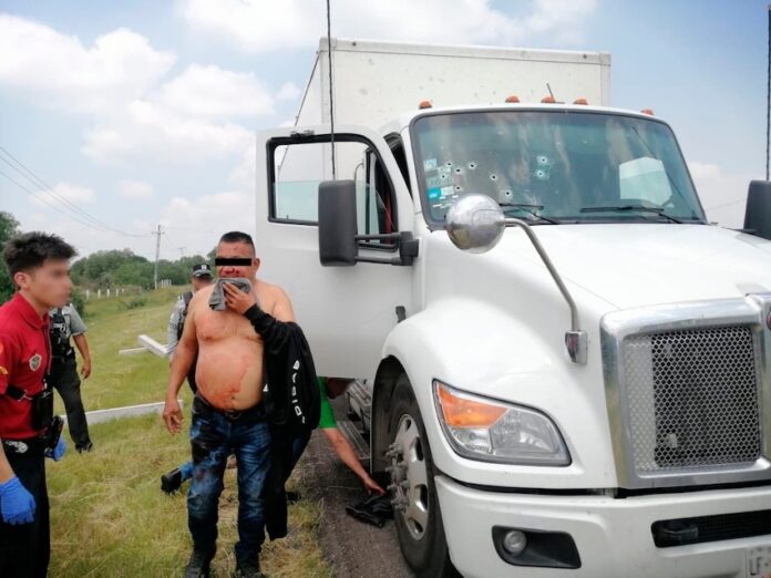 #Nacional Intentan asaltar tráiler cargado con vinos y licores; el producto tiene un costo de aproximadamente 3 millones de pesos.