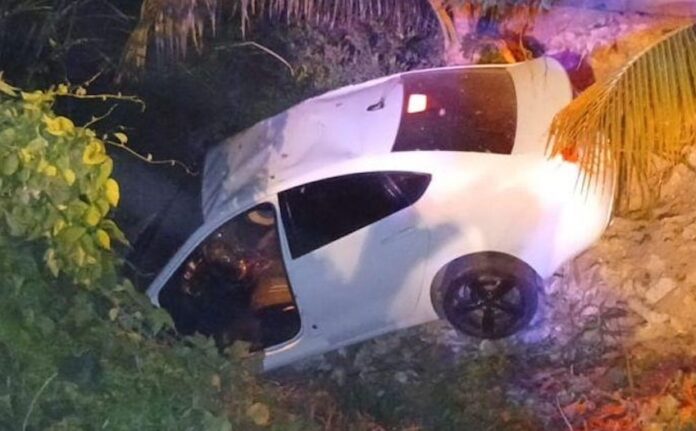 #Guaymas Accidente en la colonia Petrolera; un automóvil tipo sedán cayó canal pluvial; su conductor resultó herido.