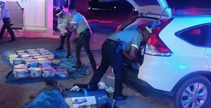 #Benjamín Hill Automovilista detenido transportando metanfetamina; tras evadir el Precos de Querobabi, militares le dieron alcance en Benjamín Hill.