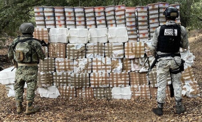 #Ensenada Confiscan 3.5 toneladas de droga sintética en Ensenada; era transportada por un canino de terraceria, entre los cerros, en dos camionetas; no hubo detenidos.