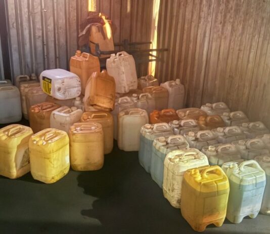 Hallan bidones con ‘huachicol’ en una llantera