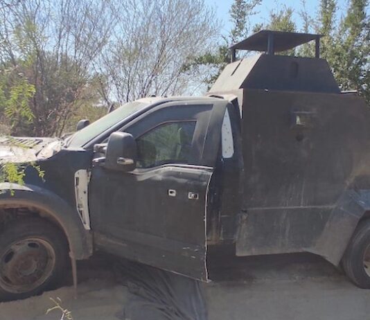 Aseguran camiones monstruo, arsenal y artefactos explosivos