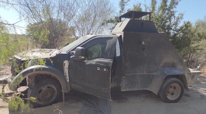 #Nacional Aseguran camiones monstruo, arsenal y artefactos explosivos; en un camino de terracería de Tamaulipas, en los límites con Nuevo León.