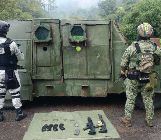 Aseguran camión monstruo con fusiles de asalto