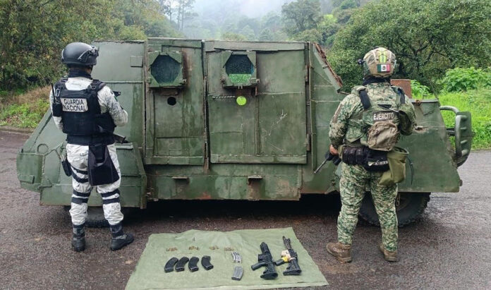#Nacional Aseguran camión monstruo con fusiles de asalto; fue localizado a la orilla de la carretera en Michoacán.