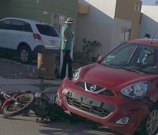 Chocan motocicleta y un automóvil en Pradera Dorada
