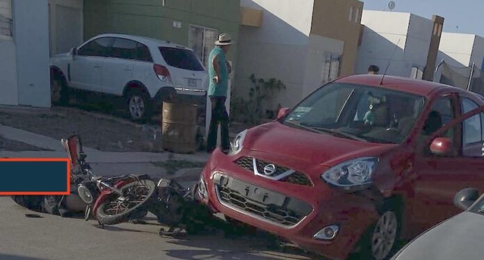 Chocan motocicleta y un automóvil en Pradera Dorada; percance ocurrido esta mañana de domingo.
