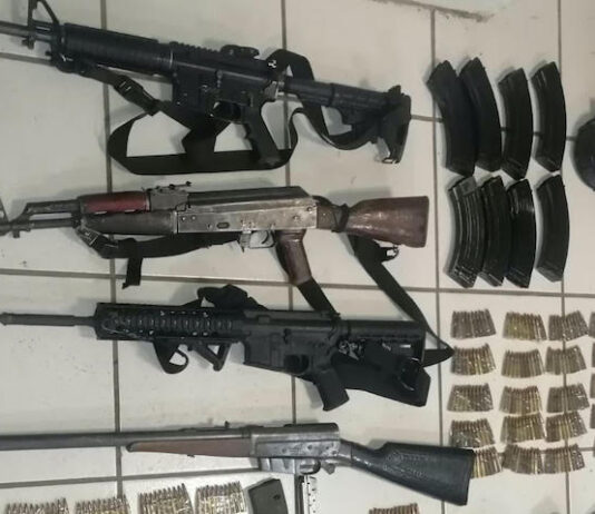 Detienen a 2 sujetos en posesión de fusiles de asalto
