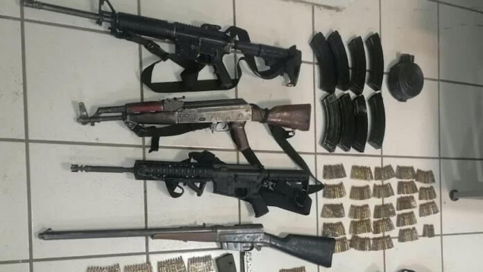 #Nacional Detienen a 2 sujetos en posesión de fusiles de asalto; fueron aseguradas tres camionetas.