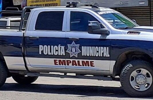Sujeto agrede con machete a 2 agentes de la Policía