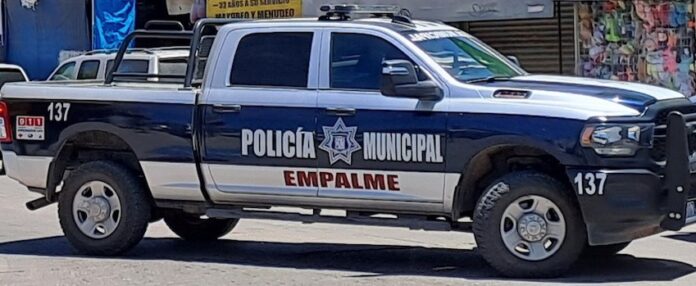 #Empalme Sujeto agrede con machete a 2 agentes de la Policía; los hechos ocurrieron la madrugada de este lunes, en calles de la colonia Libertad.