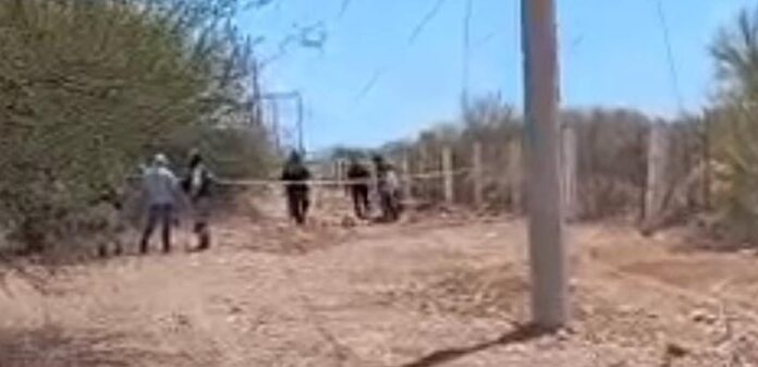 #Guaymas Hallan cuerpo sin identificar en la carretera, al norte de Guaymas; se trata de una persona del sexo masculino, de tez morena y con barba.