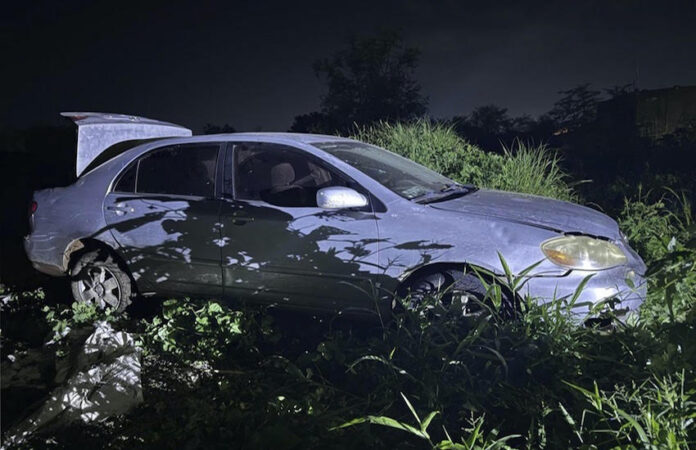 Foto 5 Hallan artefactos explosivos en cajuela de un automóvil; el conductor logró darse a la fuga, dejando abandonada la unidad.
