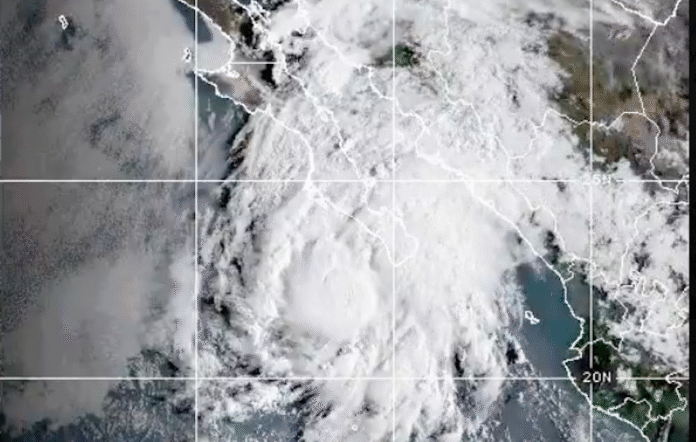 Hoy, Lorena ocasionará lluvias torrenciales en Baja California e intensas en Sonora y Sinaloa; con vientos fuertes, oleaje elevado y la posible formación de trombas marinas.