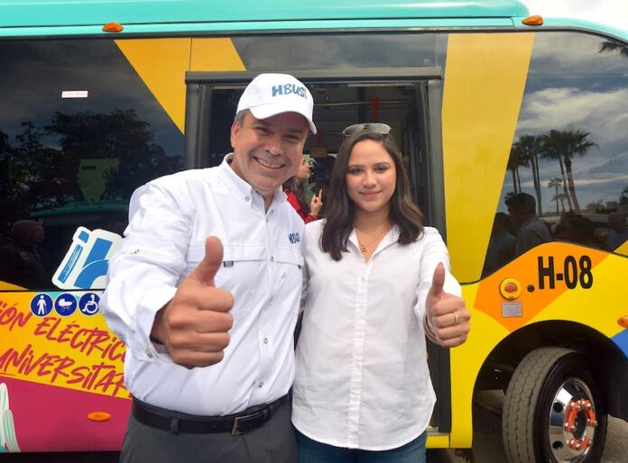 Con el transporte eléctrico HBus mejoran las oportunidades de los estudiantes universitarios; cuenta con 10 camiones eléctricos en ruta y una emergente que trasladan a las y los alumnos, de manera gratuita a diversas instituciones de nivel superior de la ciudad.