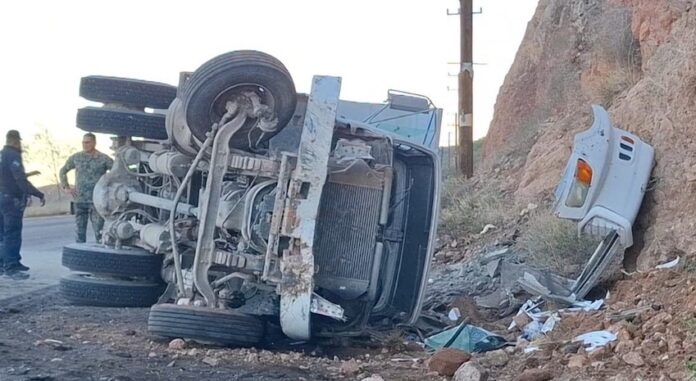 #Guaymas Vuelca camión de volteo en carretera Empalme-Guaymas; su conductor se retiró del lugar; agentes de Tránsito Municipal tomaron nota del percance.