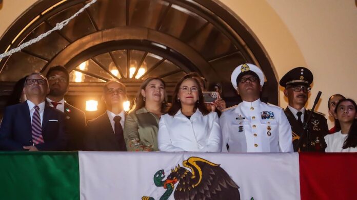 Celebra Ayuntamiento de Guaymas el 215 aniversario del Grito de Independencia; ante cientos de familias y visitantes reunidos frente a Palacio Municipal, la alcaldesa doctora Karla Córdova González encabezó la ceremonia conmemorativa.