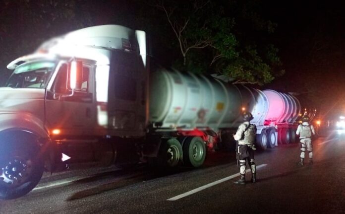 #Tabasco Otro golpe más al huachicol; aseguran 62 mil litros de hidrocarburo; durante el operativo carretero en Tabasco fue detenido el conductor de la pipa en la que era transportado el combustible.