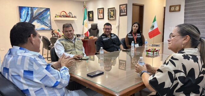 #Empalme COVES y Ayuntamiento de Empalme entregarán pies de casa a cinco familias empalmenses; el alcalde Luis Fuentes Aguilar encabezó la reunión de trabajo junto con Abel Sierra Chávez, Director de Promoción y Programas de la dependencia.
