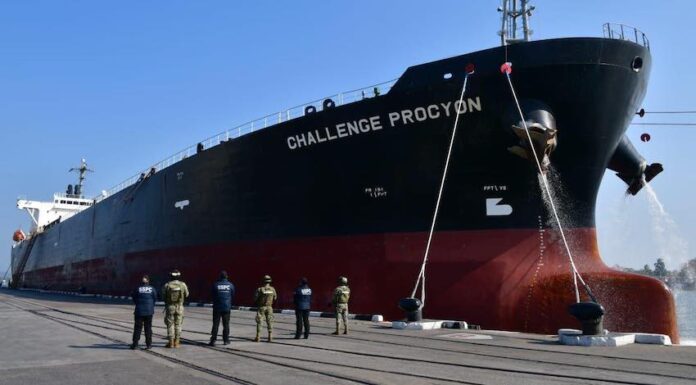 #Nacional Detienen a directivos de empesas y a funcionarios públicos, por el caso del decomiso de 10 millones de combustible, de marzo pasado, en Tampico, Tamaulipas.