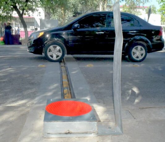 Opera con eficacia tope inteligente para prevenir accidentes viales en calle Heriberto Aja