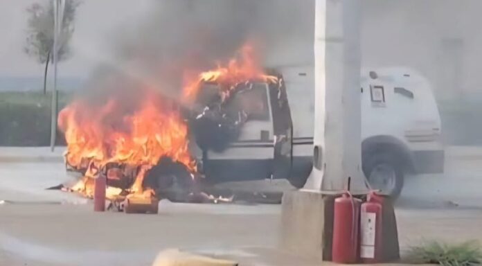 #Sinaloa Se incendia camioneta de valores, que transportaba 14 millones de pesos; el siniestro ocurrió en la ciudad de Los Mochis, Sinaloa.