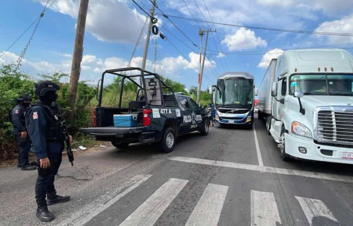 #Culiacán Atentan contra agentes de la Policía Estatal en Culiacán; uno está muy grave, y mujer policía fue alcanzada por esquirlas; un camión de pasajeros recibió varios impactos.