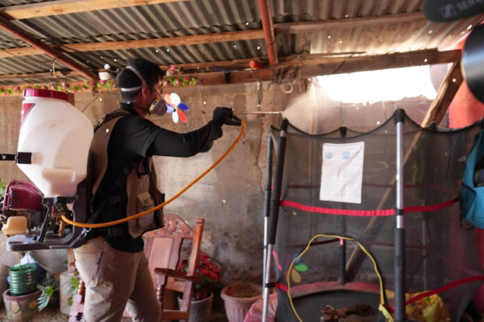 #Hermosillo Instan a eliminar criaderos de mosquitos para prevenir el dengue; mantener hogares y entornos limpios es la mejor medida para evitar la enfermedad, especialmente después de las lluvias.