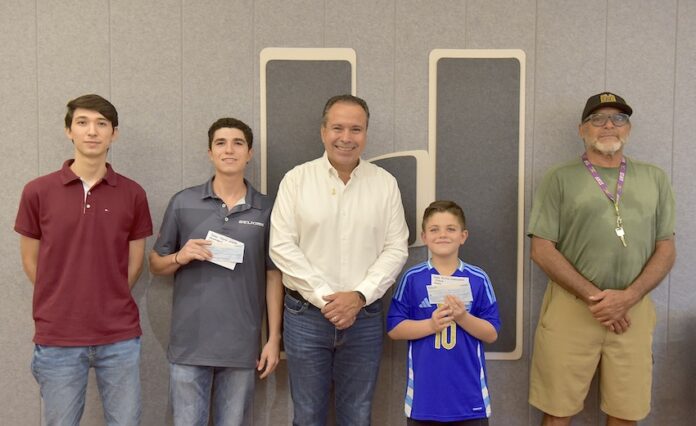Apoya Toño Astiazarán a jóvenes deportistas para competencias internacionales; integrantes del Comité de Administración del Fondo Deportivo realizaron sesión extraordinaria donde aprobaron 30 apoyos deportivos con un monto de 213 mil pesos.