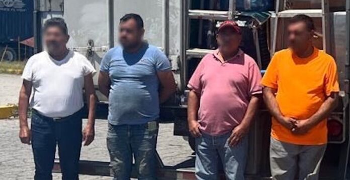 Cuatro detenidos por contrabando de 20 toneladas de ropa americana; fueron sorprendidos cuando transporta ilegal a bordo de un trailer.