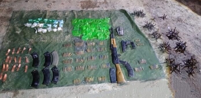 Caen 2 sujetos con armas, material bélico y droga; también transportaban 82 ponchallantas.