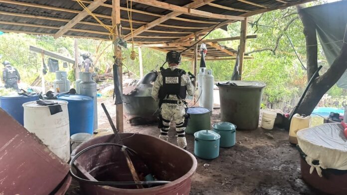 Hallan otro narco-laboratorio, ahora en Hidalgo; un sujeto que se encargaba de custodiarlo fue detenido por federales.