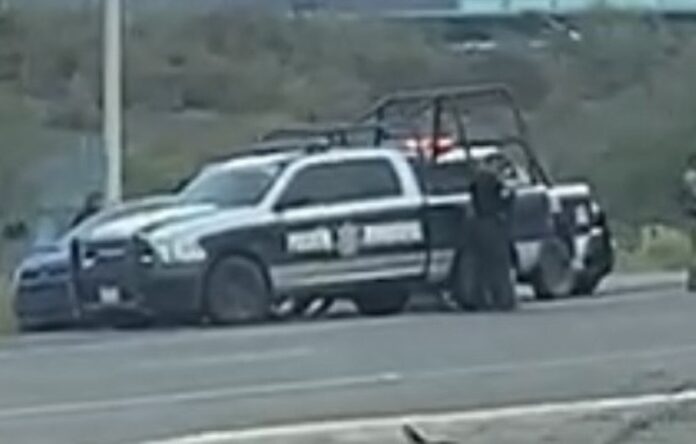 #Guaymas Detienen a 4 jóvenes con 200 dosis de droga; fueron sorprendidos por la Policía Municipal cuando viajaban a bordo de un vehículo por la carretera internacional, salida norte de Guaymas.