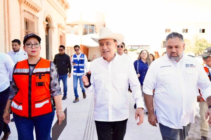 #Hermosillo Gobernador Durazo recupera patrimonio histórico con entrega de segunda etapa de restauración de Catedral de Hermosillo; en un recorrido de supervisión por las principales obras de rehabilitación y restauración del Centro Histórico de Hermosillo, el mandatario estatal entregó la segunda etapa de remodelación de la fachada, que forma parte de la identidad cultural de la región.