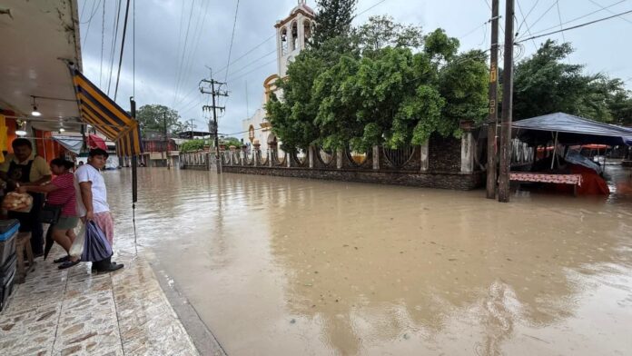 #Guaymas Desde Guaymas impulsan apoyo para daminificados en Alamo, Veracruz; cruzada que encabeza el promotor de lucha libre José Román Chávez Loroña, conocido por su trayectoria en el puerto y quien residió algún tiempo en esa comunidad.