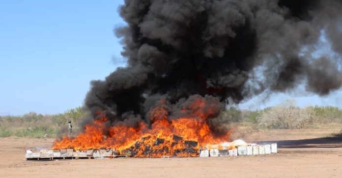 #Hermosillo Incineran más de 2 toneladas de drogas; narcóticos que estaban relacionados con ocho carpetas de investigación radicadas por delitos contra la salud en sus distintas modalidades.