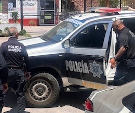 Roban en tres vehículos estacionados en la colonia Aurora