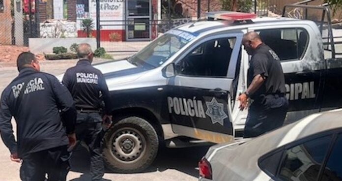 #Guaymas Roban en tres vehículos estacionados en la colonia Aurora; los ladrones quebraron cristales de las unidades para perpetrar el hurto; no hay detenidos.