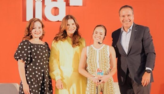 Cierra con gran éxito el Tercer Congreso de la Familia con la conferencia “Tácticas de Crack” de Oso Trava; el comunicador y empresario Oso Trava clausuró el evento impulsado por el Ayuntamiento de Hermosillo y el DIF Municipal, encabezado por Antonio Astiazarán y Patricia Ruibal.