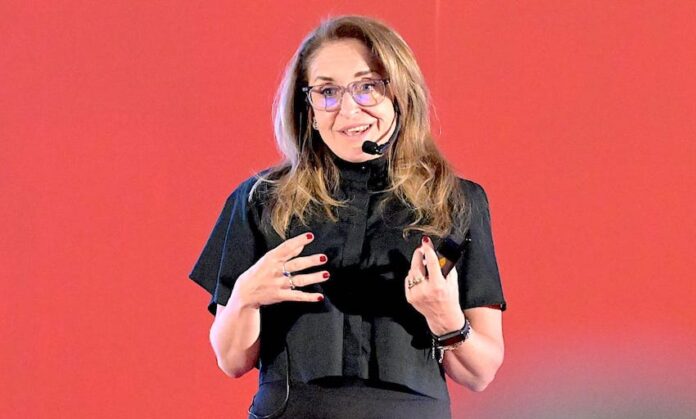 Barbara Anderson, escritora del libro Los Dos Hemisferios de Lucca, ofrece testimonio de resiliencia en el Tercer Congreso de la Familia; la conferencista reveló pormenores cotidianos de una vida familiar en torno a las necesidades especiales de su hijo con diagnóstico de parálisis cerebral.