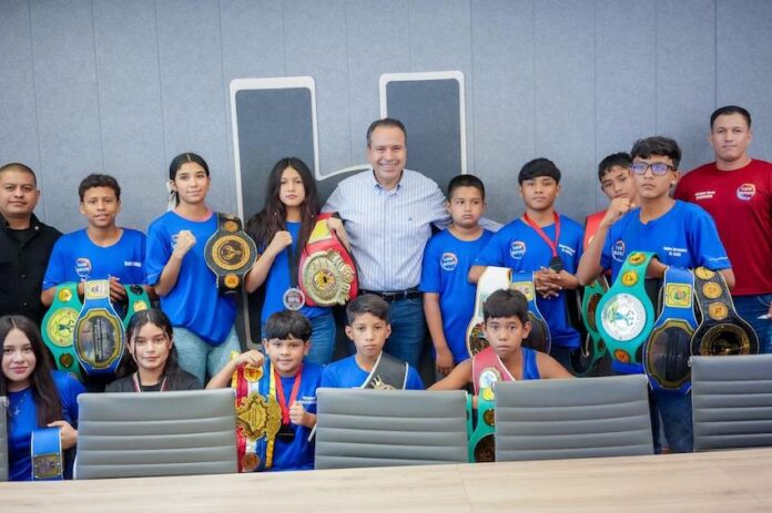 Impulsa Toño Astiazarán talento deportivo con entrega de 28 apoyos más en beneficio de 120 jóvenes; a través del Fondo Deportivo aprueban 28 apoyos por un monto total de 149 mil 500 pesos para competencias nacionales e internacionales.