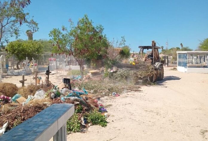 Intensifican limpieza y mantenimiento en los tres panteones; en vísperas de la celebración del Día de Muertos, en Puerto Peñasco.