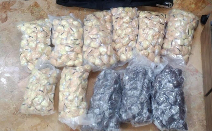 #Nacional Aseguran avioneta con droga y armas; hay 3 detenidos; viajaban de Guadalajara, Jalisco, al Aeropuerto de Cancún, en Quintana Roo.