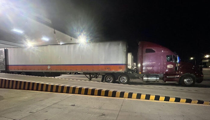 #Sonoyta En tráiler intentan introducir al país automóviles de alta gama; fueron aseguraos en zona aduanera de ‘San Emeterio’, de Sonoyta, Sonora.