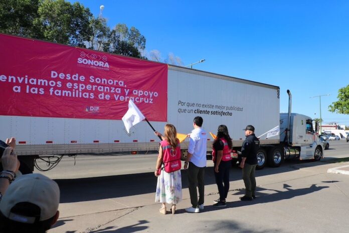 Gobierno de Sonora da banderazo de salida a tractocamión con víveres para damnificados de Veracruz; camión que transporta cerca de 20 toneladas.