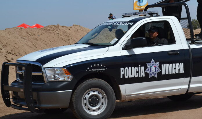 #Guaymas Dos menores de edad quedan atrapados en elevador de Coppel; acudieron en su auxilio, para rescatarlos, elementos del Cuerpo de Bomberos y Policías Municipales.