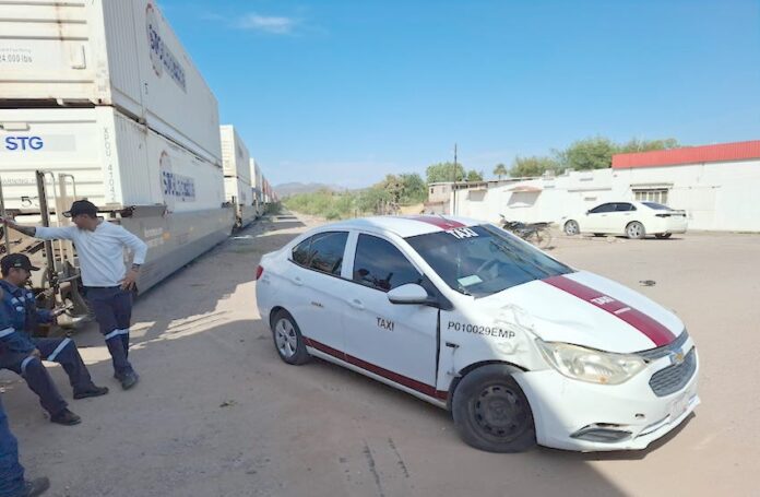 Tren de carga choca a vehículo de alquiler; accidente ocurrido en el sector Bellavista; no hubo víctimas, afortunadamente.